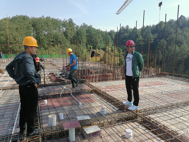 五一期間辰星建筑公司董事長江建均到施工現場看望慰問一線工作人員